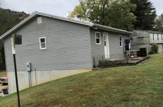 Monroe Co. newer house, barns, ponds on 21 acres