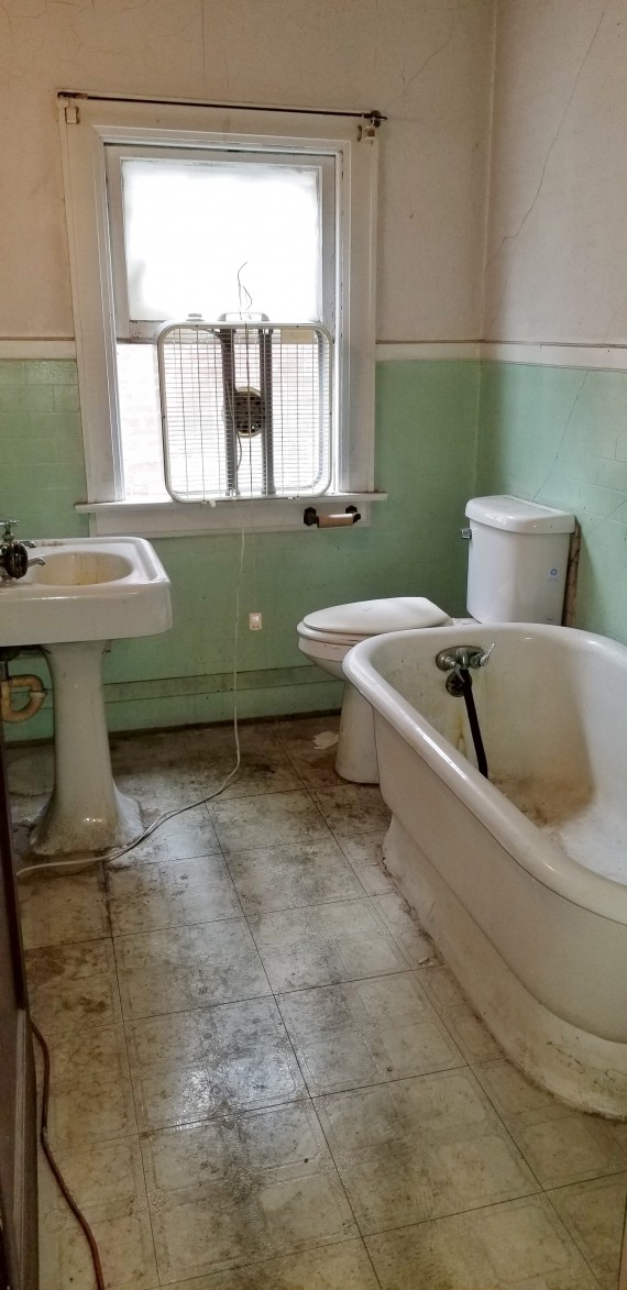 Full Bath Room Upstairs 100% Rehab Restoration Needed