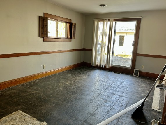 1307 Duplex Side Living Room With Locking Sliding Glass Door 