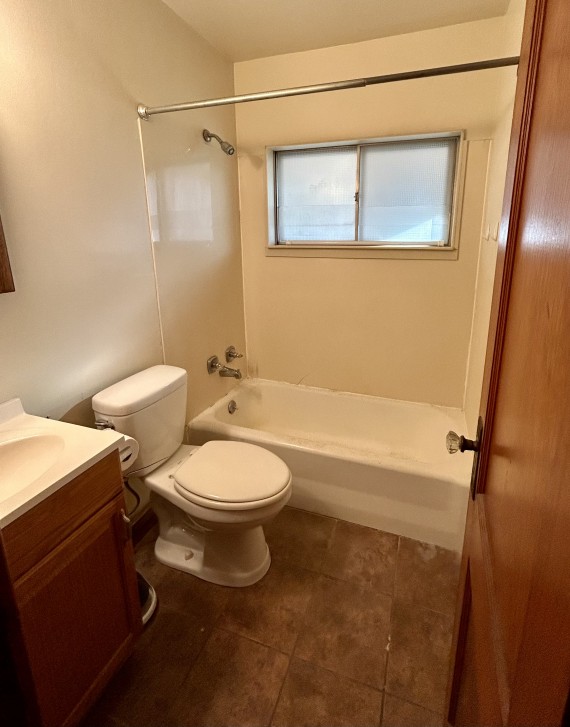 1307 Duplex Side Full Bath Room