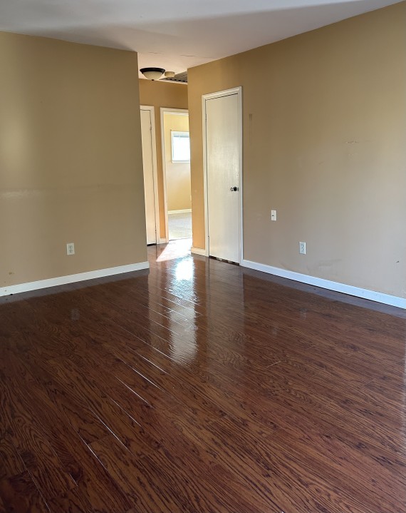 1309 Duplex Side Living Room With Locking Sliding Glass Door