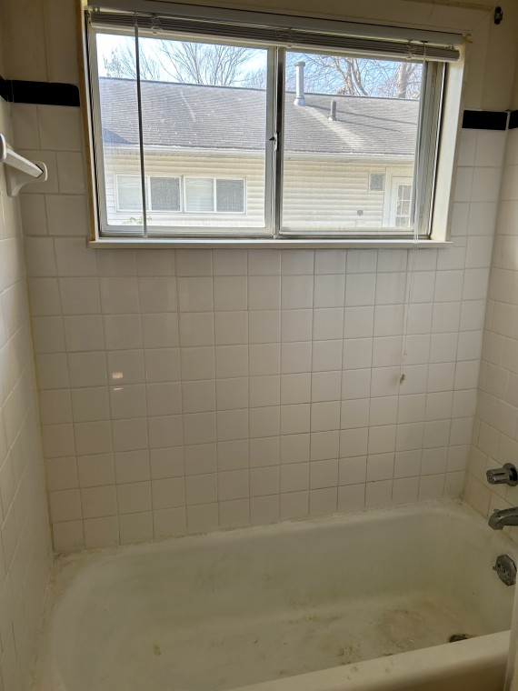 1309 Duplex Side Full Bath Room