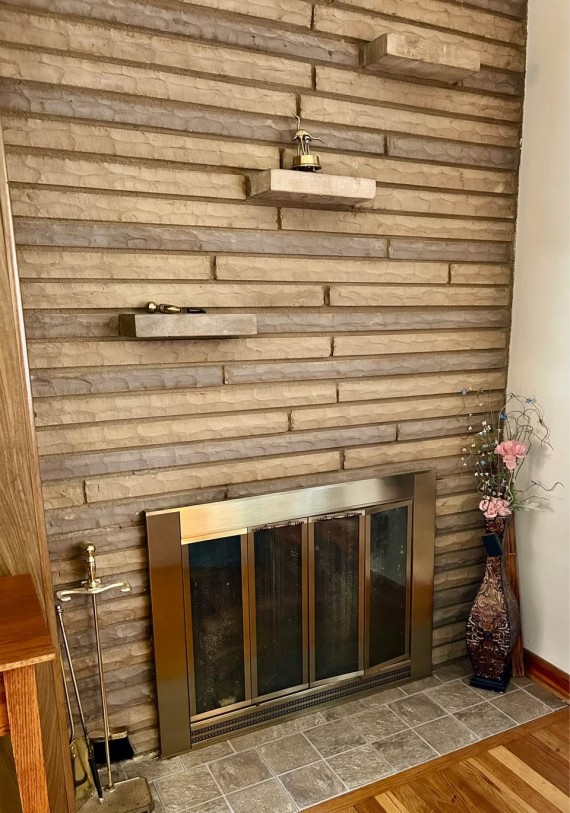 Living Room Working Gas Log or Wood Burning Fireplace