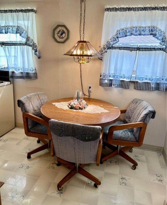 Nice Large Kitchen Breakfast Area With Window
