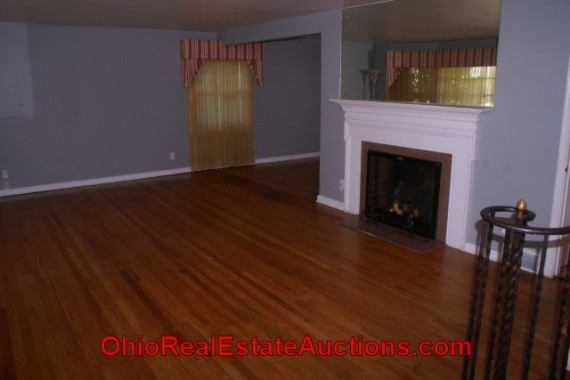 STUNNING LIVING ROOM W/HARDWOOD FLOORS