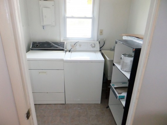 Laundry room - Washer & dryer stay!