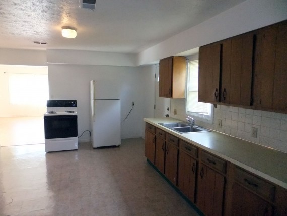 Spacious kitchen - Appliances stay!