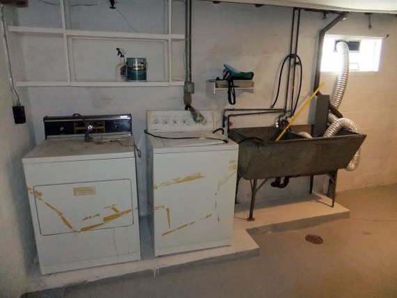 Laundry area - Washer & dryer stay!